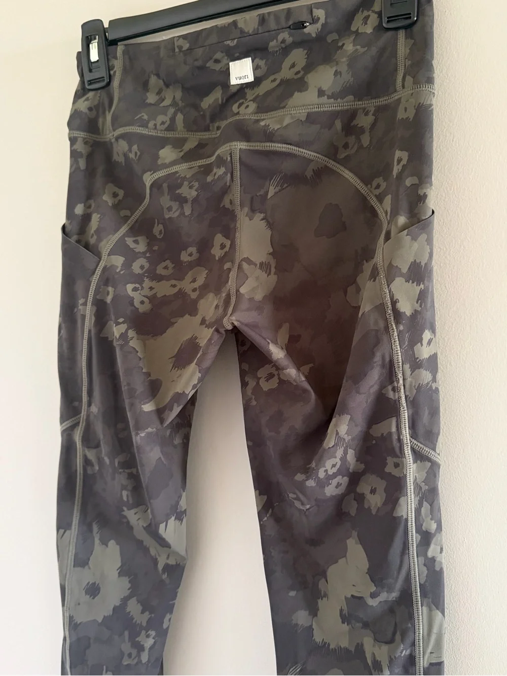 Vuori Stride Leggings Small Green Camo High Rise 7/8 Running Yoga Side Pocket - Picture 12 of 14